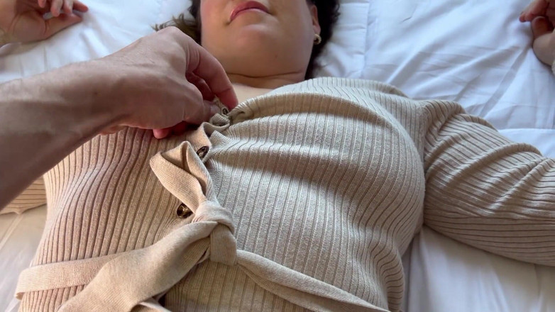 Avril Showers: Гаряча дружина в колготках отримала кремпай від свого бика, трахається кількома способами, олень дивиться на обличчя