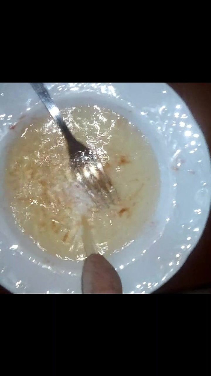 Sex hub male: ジョンは2つの皿に放尿している