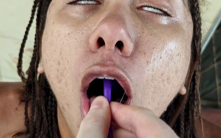 Lily Slav: चूत के वाइब्रेटर के साथ दब्बू संयमित और गले में गहरे तक लंड लेना