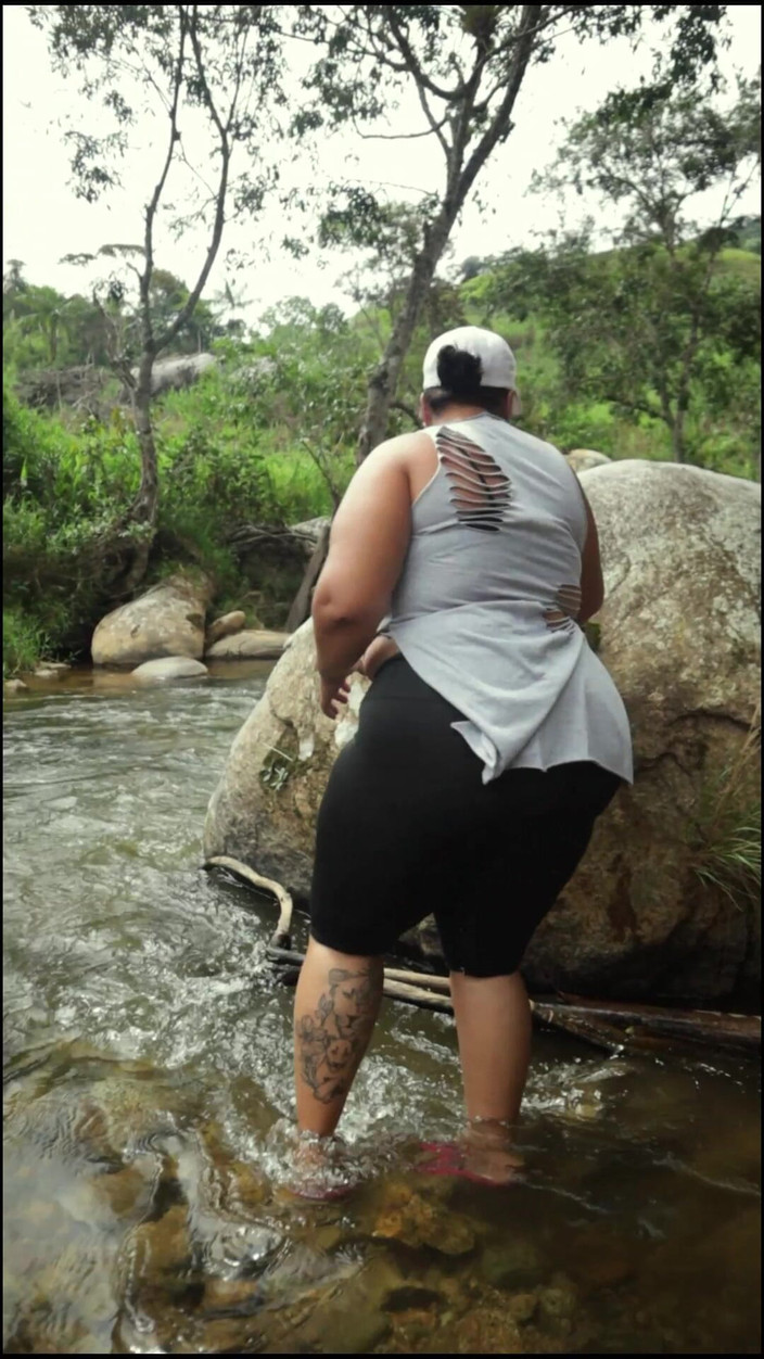 Lexly_16: Tìm kiếm nơi để đụ trong sông