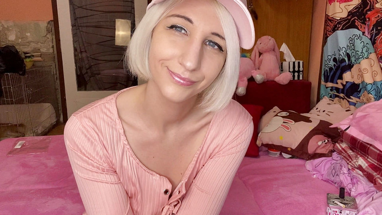 Cuteblonde666: 粉色日金发毛茸茸的女孩吸烟