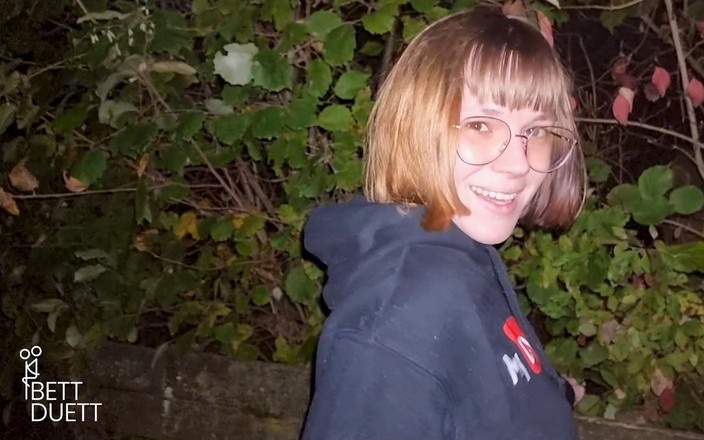 BettDuett: Kobiecy wytrysk i orgazm na zewnątrz w ciemności !!