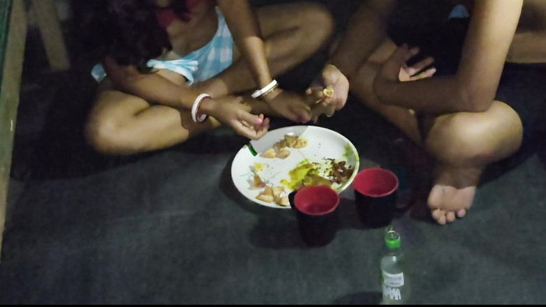 Uttar dinajpur: Sonali Bhabhi Ciesz się imprezą