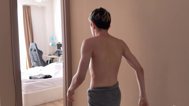 Ethan Lestray: シャワーで裸で体を洗っているところを友人が録画しているのを見つけたので、彼を連れて行き、彼をファックしましたパート1