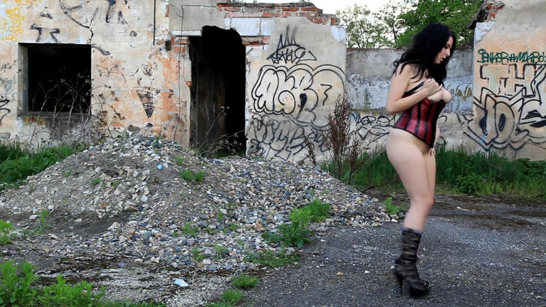 Reality Babes: Fantastic brunette babe at the outdoors photo shooting
