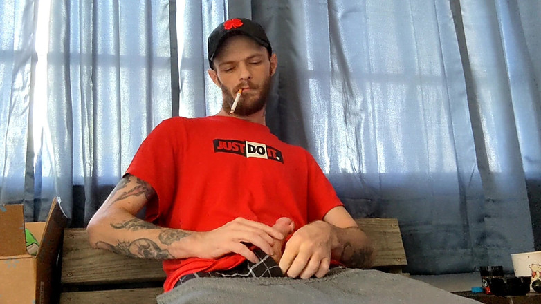 Codi Bonez: Гладжу мій великий член на моїй перерві на димі