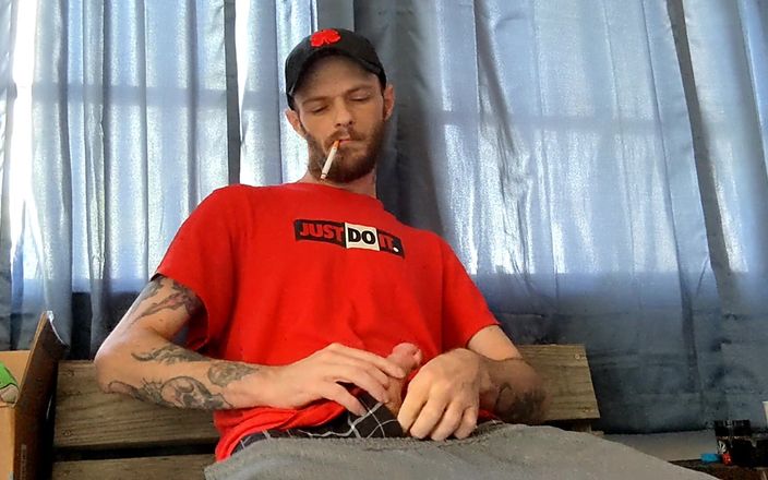 Codi Bonez: Acariciando meu pau grande em My Smoke Break