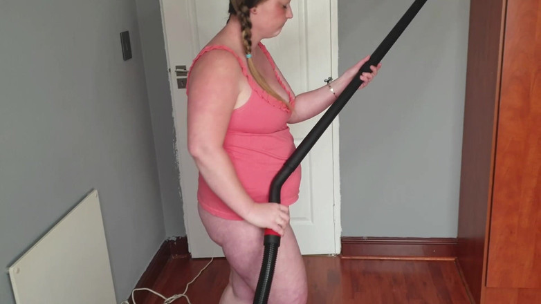 domslutfucker: Cewek semok dengan kuncir pucat lagi buka baju untuk nyepong...