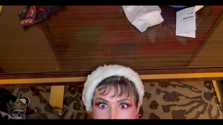 Mai'King: Ahanu reed gibt dem grinch einen schlampigen blowjob