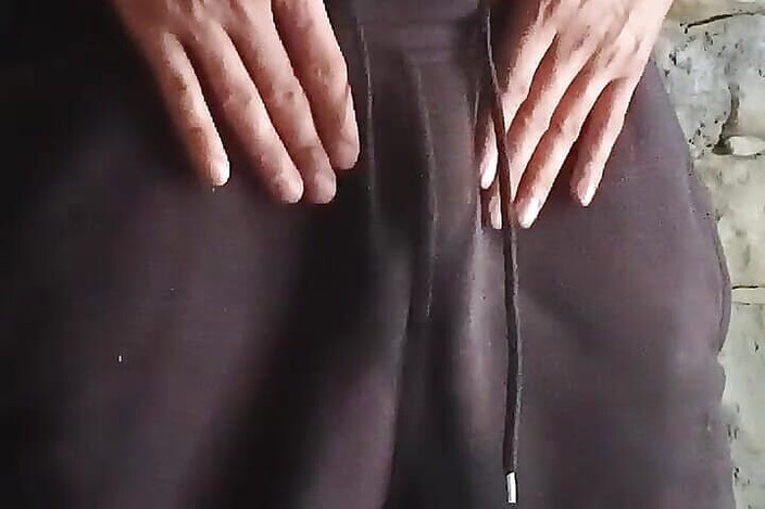 Gangbang straight: Cazzo tatuato non tagliato che piscia in tunnel