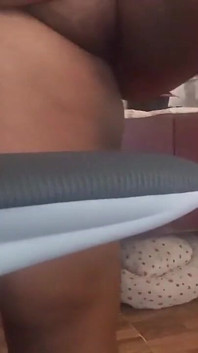 Quente latina se masturbando com um microfone