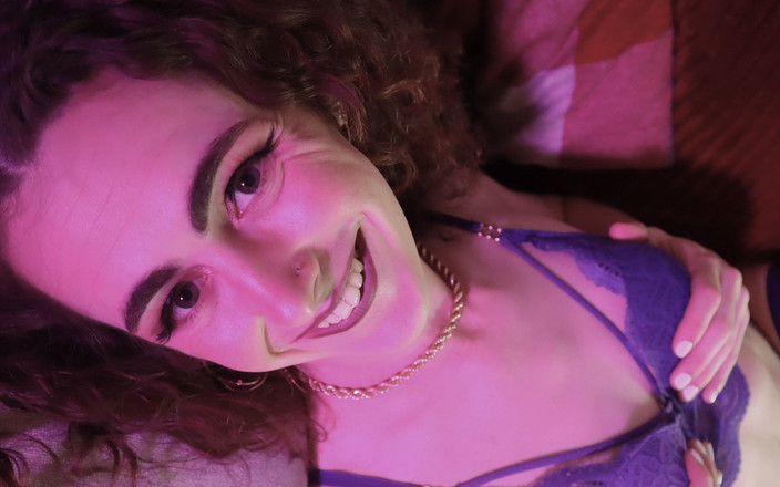 Red Heaven Media Transgender: Trans Cece Monroe toma banho e depois se masturba!