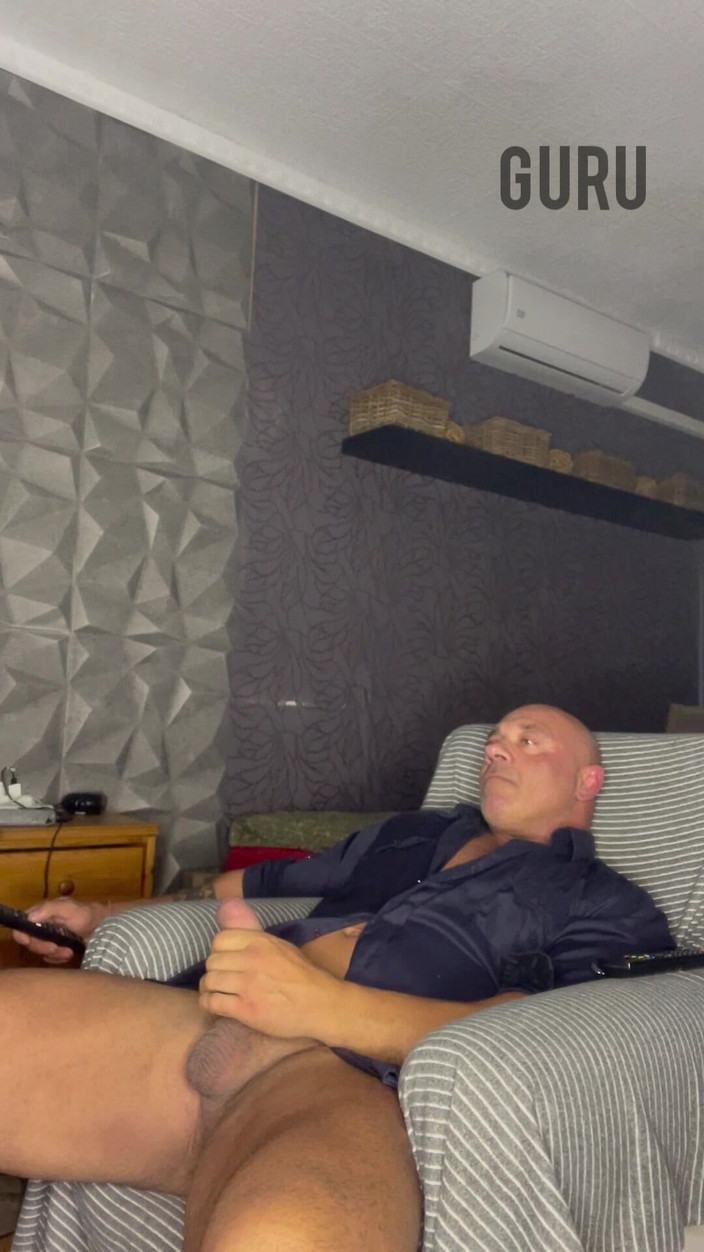 Mr. Guru: Branlette en solo à la maison, j’aime cette chemise