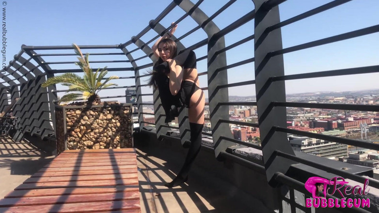 Gymrotic: सेक्सी Contortion मॉडल आउटडोर खींच रही है