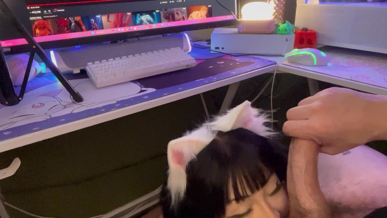 Eden Rylie: La Ragazza Gamer Fa Un Pompino Da Sotto La Scrivania