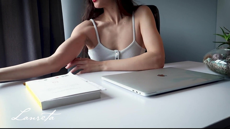 Lanreta: Office muscle show for the coworker