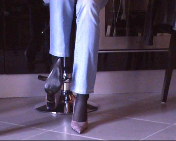 Nyllady: Shoeplay dalam pantyhose hitam dan pam merah jambu