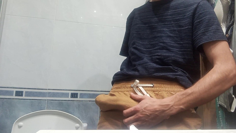 Elvissc: Le mec à l’énorme bite si grosse dans son pantalon, il...