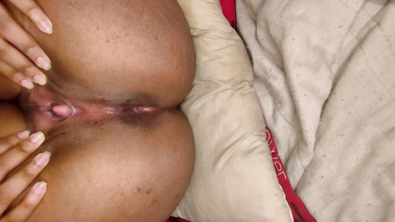 Brunnete Sofi: 我的女朋友张开她的屁股来阻止我的鸡巴，并把肛交插进她巨大的屁股