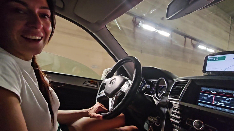 Ferrero anal experience: Elle prend ma bite dans la main pendant que nous...