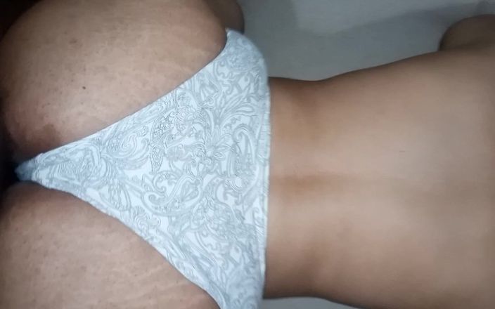 Sexy Yasmeen blue underwear: Curul vecinei este atât de sexy