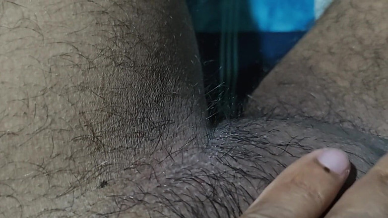 Hot Chilli 2025: Asijský vesničanka si hraje s velkým ptákem v místnosti