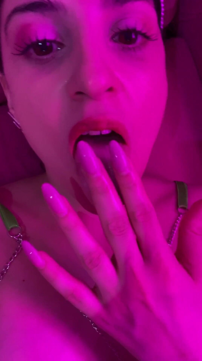 DivinaMaruuu: Aku lagi asik muasin memek dan pantatku sendirian!