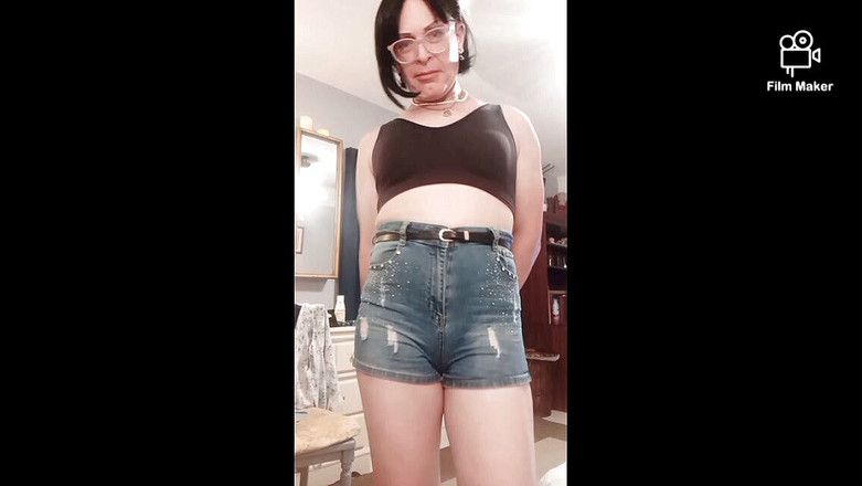 Leopard doggy productions: Tranny si svůdně svléká šaty.