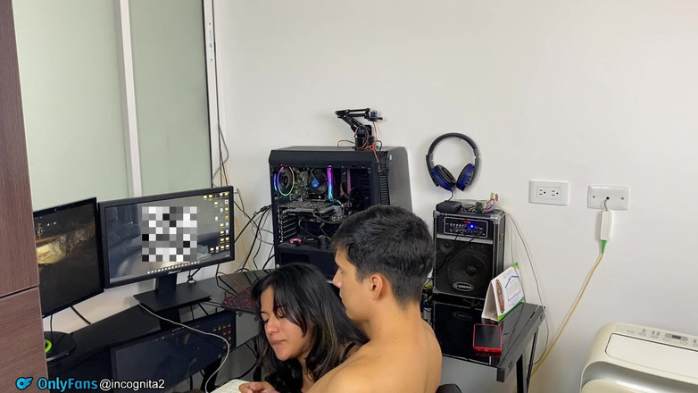 Incognita XXX: 섹스에 중독된 비디오 게임 중독자