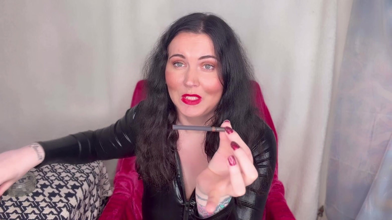 MissFFW: Miss Ffw disfruta de un cigarrillo