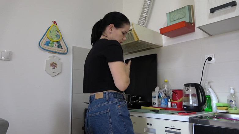 Anna Sky: La casalinga anna fa pipì in jeans