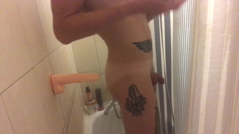 Falcon Al: 샤워하면서 벽에 딜도를 박고 후장을 가지고 놀아