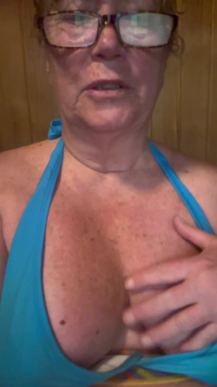 Big Ass 4 U: Mulg-mi țâțele în saună