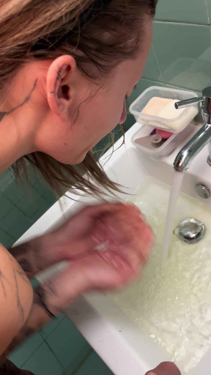 Cur1ouscoup420: Rửa mặt của bạn với đi tiểu bạn điếm