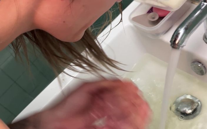 Cur1ouscoup420: Lavez-vous le visage avec pisse-toi, pute