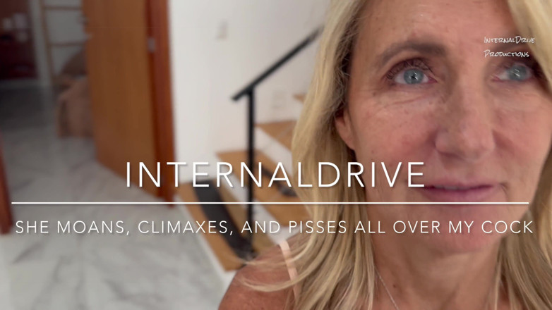 InternalDrive: Ze kreunt climax en pist over mijn pik