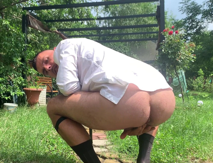 Werther1: Gentlemen piss outdoors and shows his ass