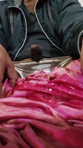 Satin And Silky: Saten ipek mastürbasyon pornosu - komşu yengenin pembe gölgeli saten ipeksi şalvarıyla...