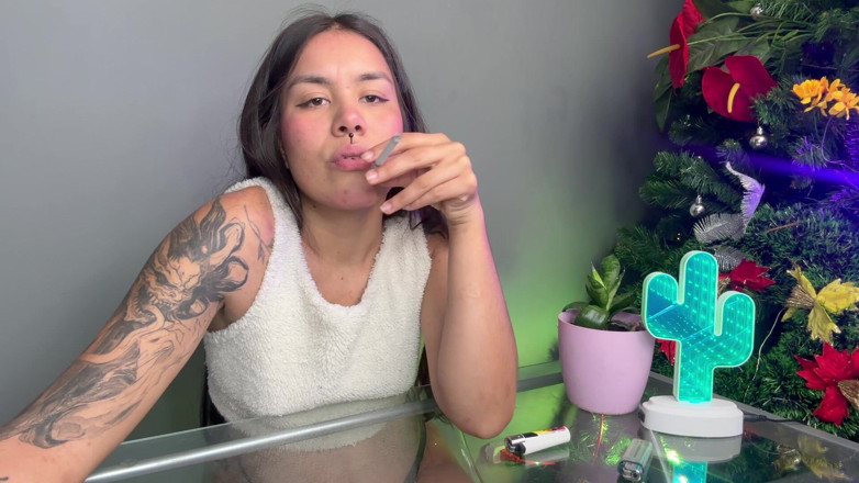 Rollerpublic: Rebel Girl Offers Yo Her Cigarrette