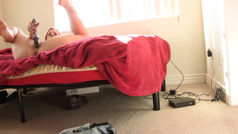 Time To Jerk Off: Roodharige slet streelde haar poesje en kontgaatje met speelgoed