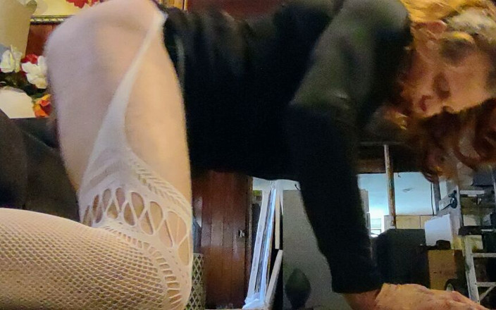 AnalAndrea: Sissyding enorm dildo