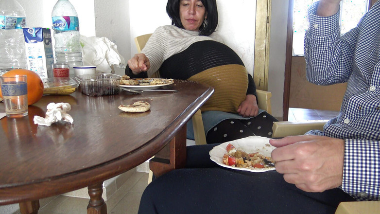 Stepmom Susan: Grávida madrasta deixa enteado se masturbar e gozar em cima...