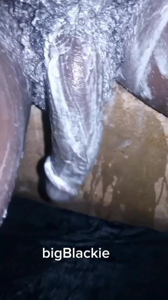 bigBlackie699: Bigblackie afeitado y masturbándose con mi gran polla negra por...