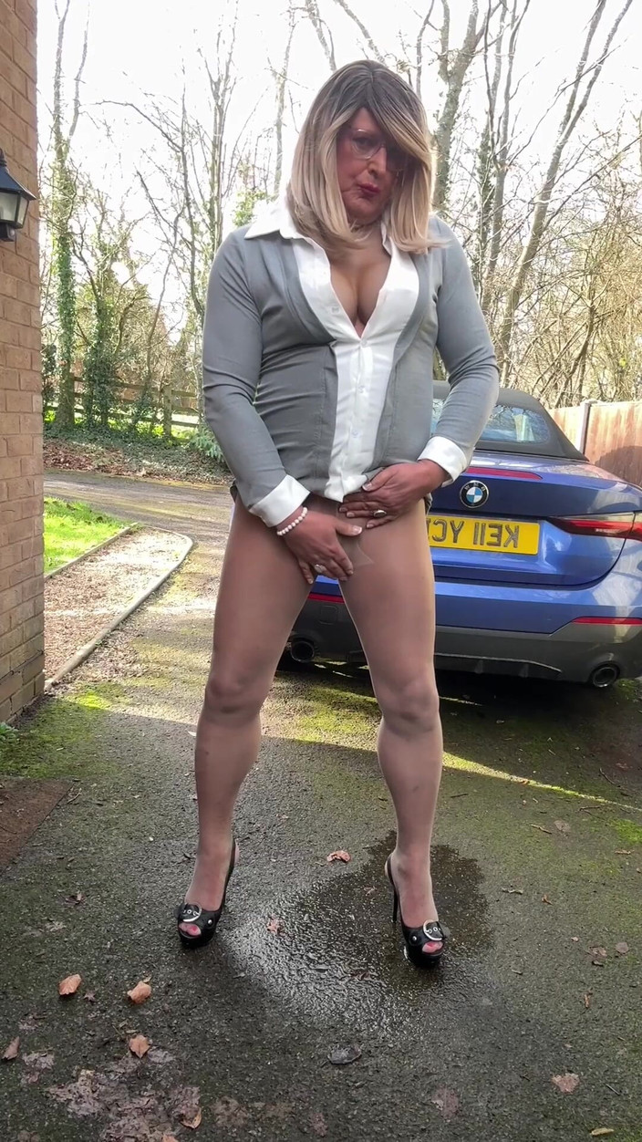 Kellycd2022: Gri külotlu çorap ve topuklu ayakkabılarla seksi travesti kellycd2022