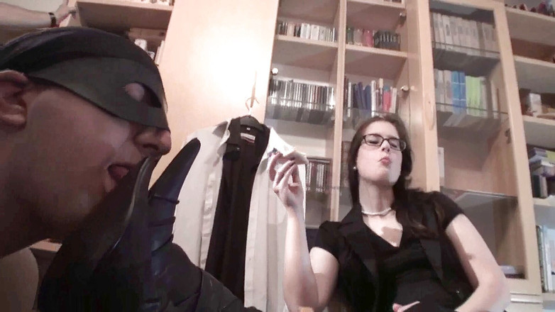 Femdom Austria: Älskarinna och hennes slav som äter en lunch