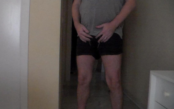 Sex hub male: John está orinando en ropa interior en el dormitorio