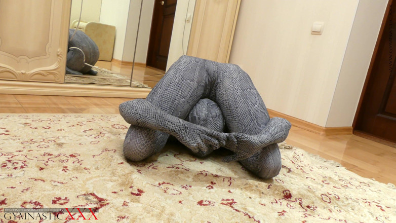 Gymnastic: Taytlı kedi kıyafeti içinde contortion queen