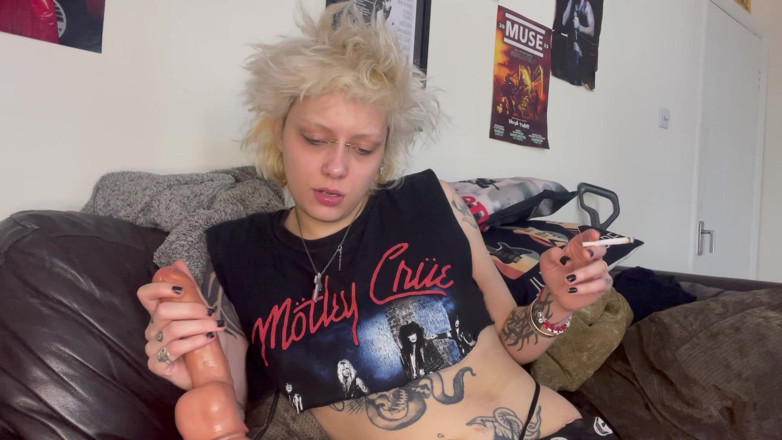 Glitterqueen1999: Leises rauchen, handjob, wichsanleitung, blowjob, spuckt lange zunge