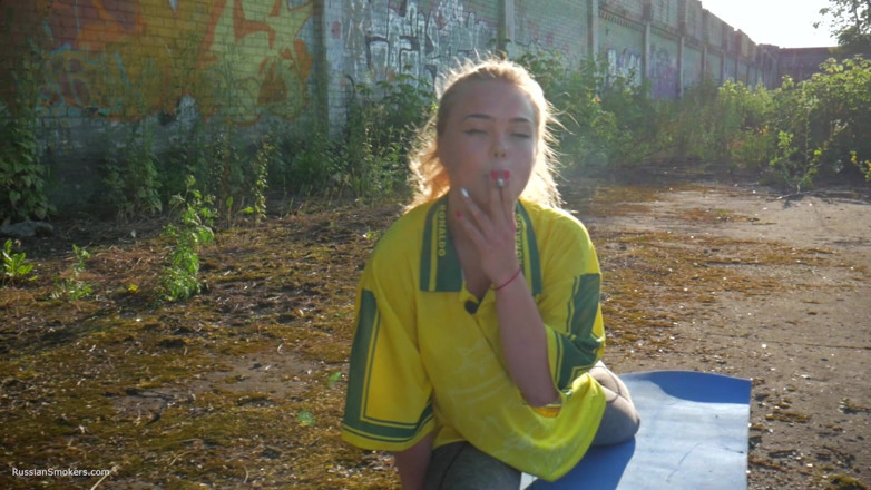 Russian Smokers: Svůdná ruská holka kouří cigaretu venku