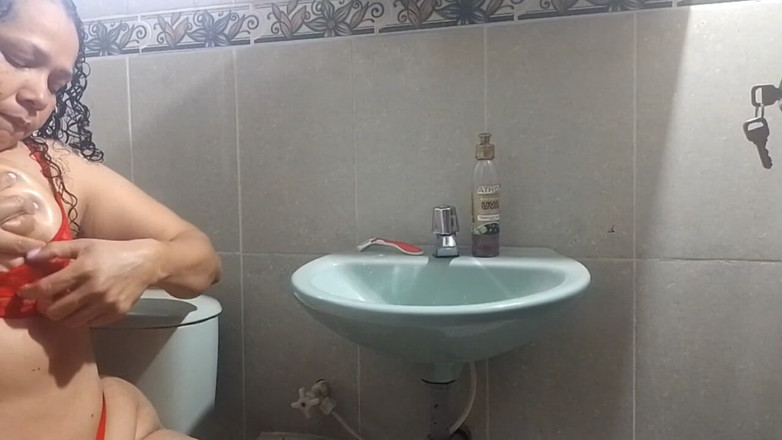 Milfcaliente69: Una calda miLF si masturba nel bagno del capo con...